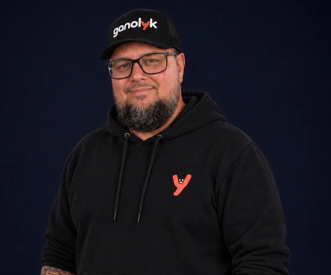 Michael Valade, fondateur de ganolyk, en casquette et chandail ganolyk.